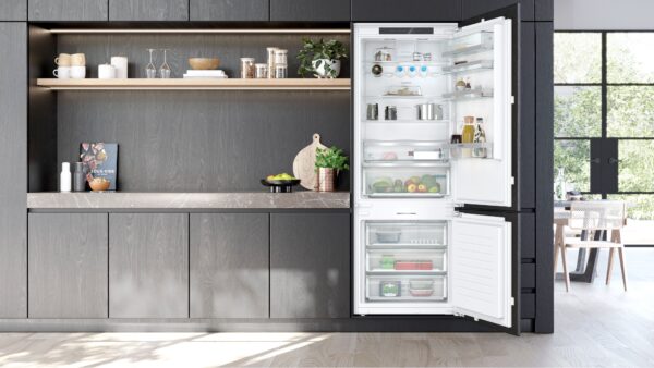 SIEMENS iQ500 BUILT-IN FRIDGE FREEZER - Image 2